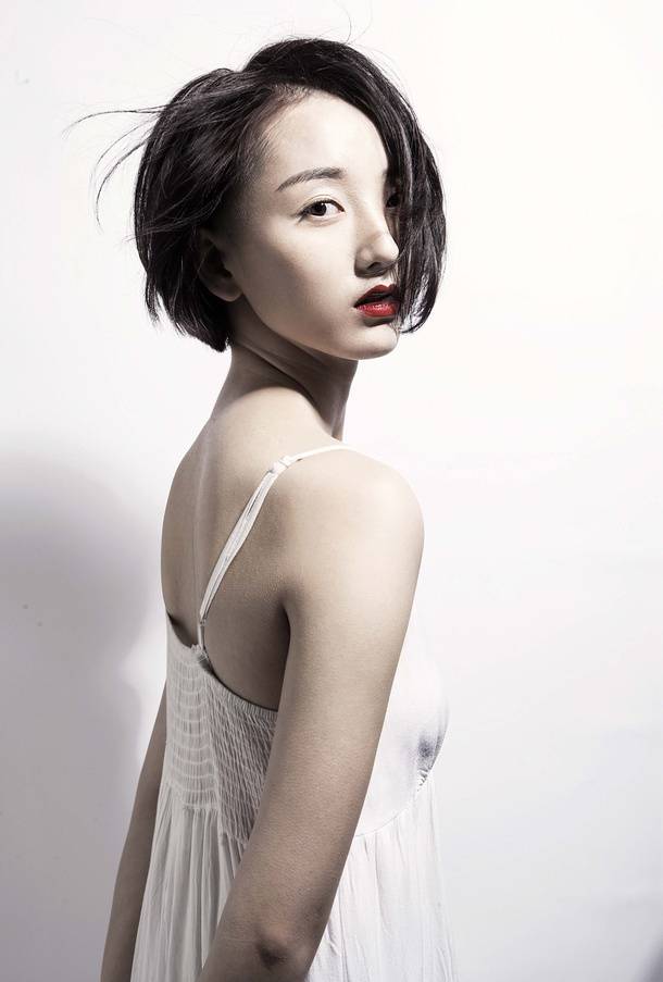 褚萌琦短发红唇展复古之美-2