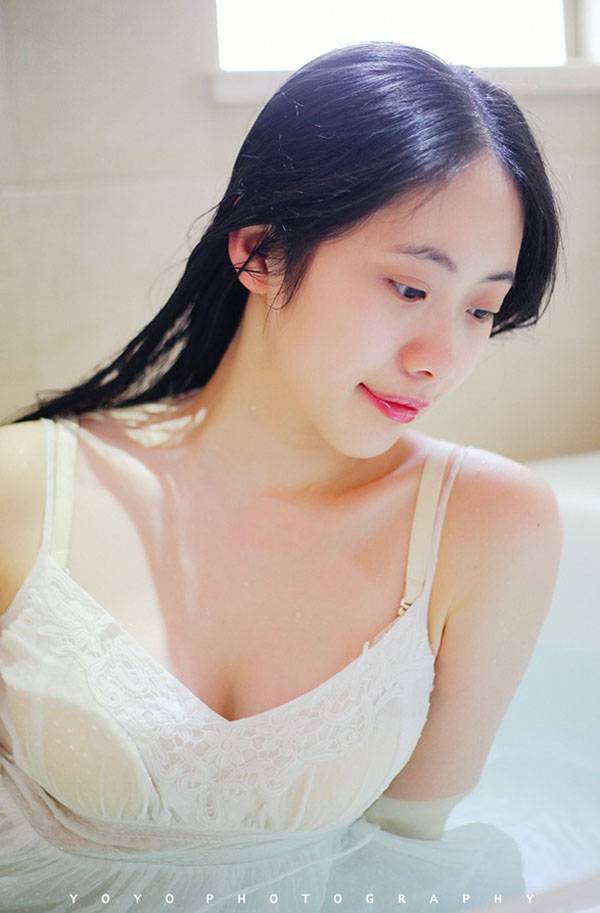 浴缸里的湿身美胸少妇-4