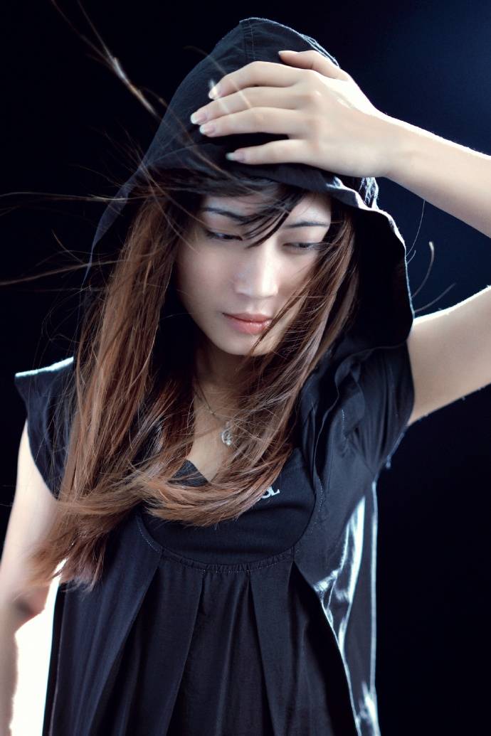 风吹散了你的发梢