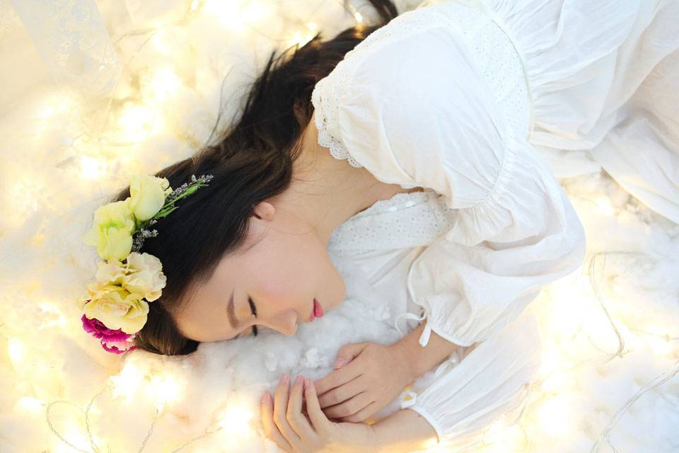 清艳脱俗的花环姑娘-9