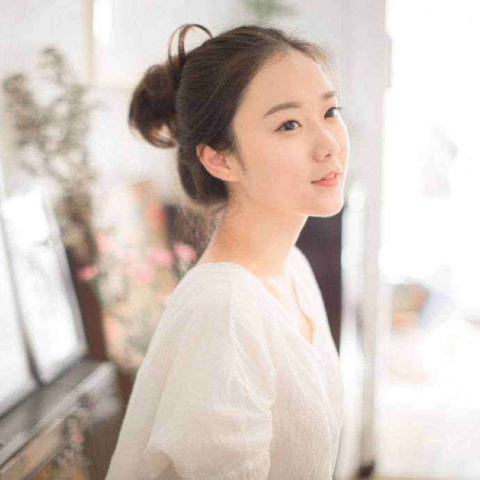 可爱甜美少女迷人微笑