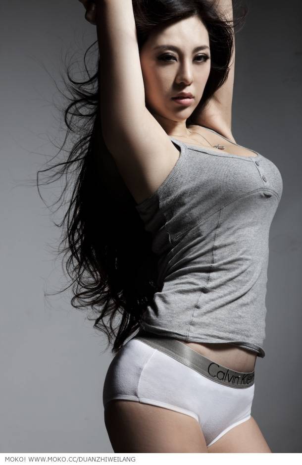 刚小希简洁美胸黑白写真合集