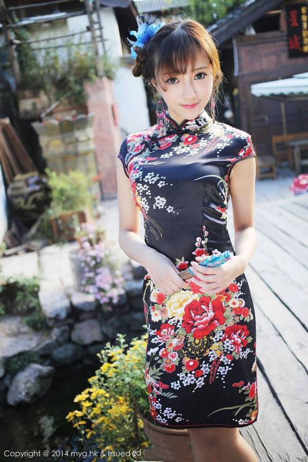 旗袍姑娘手持小折扇性感妩媚写真