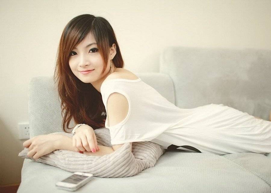 白衣靓丽美女沙发上清纯写真