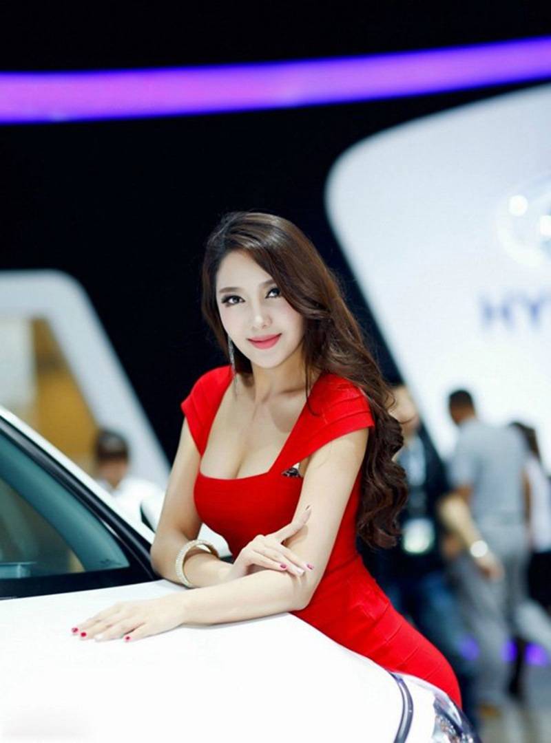 红艳美女车模性感红唇靓丽写真-3