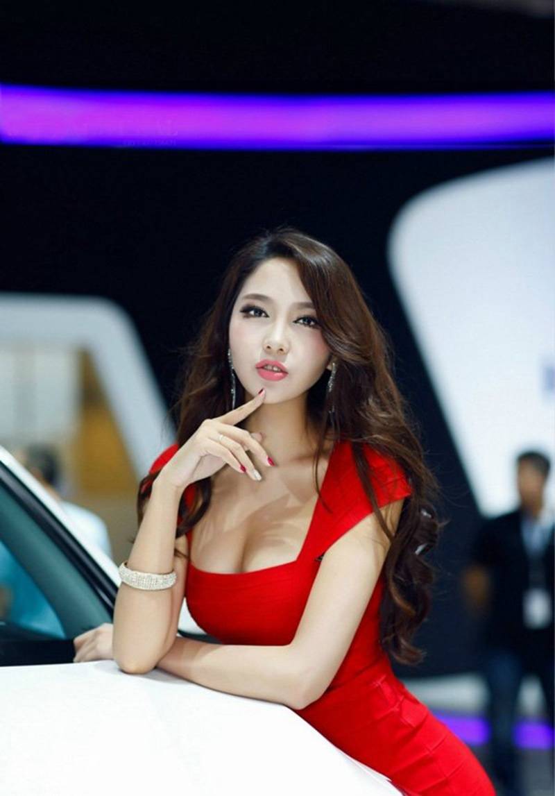 红艳美女车模性感红唇靓丽写真-4