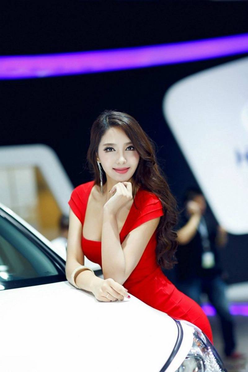 红艳美女车模性感红唇靓丽写真-7