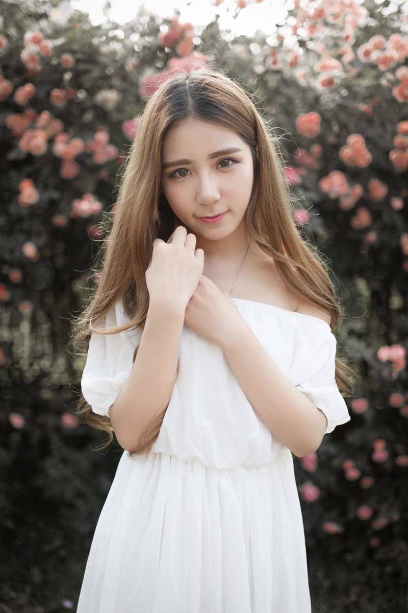 白衣美女室外唯美摄影写真