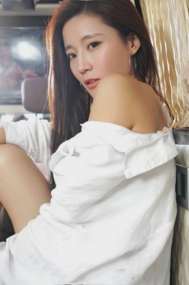 福特野马车模王雯雯性感私房拍摄-12