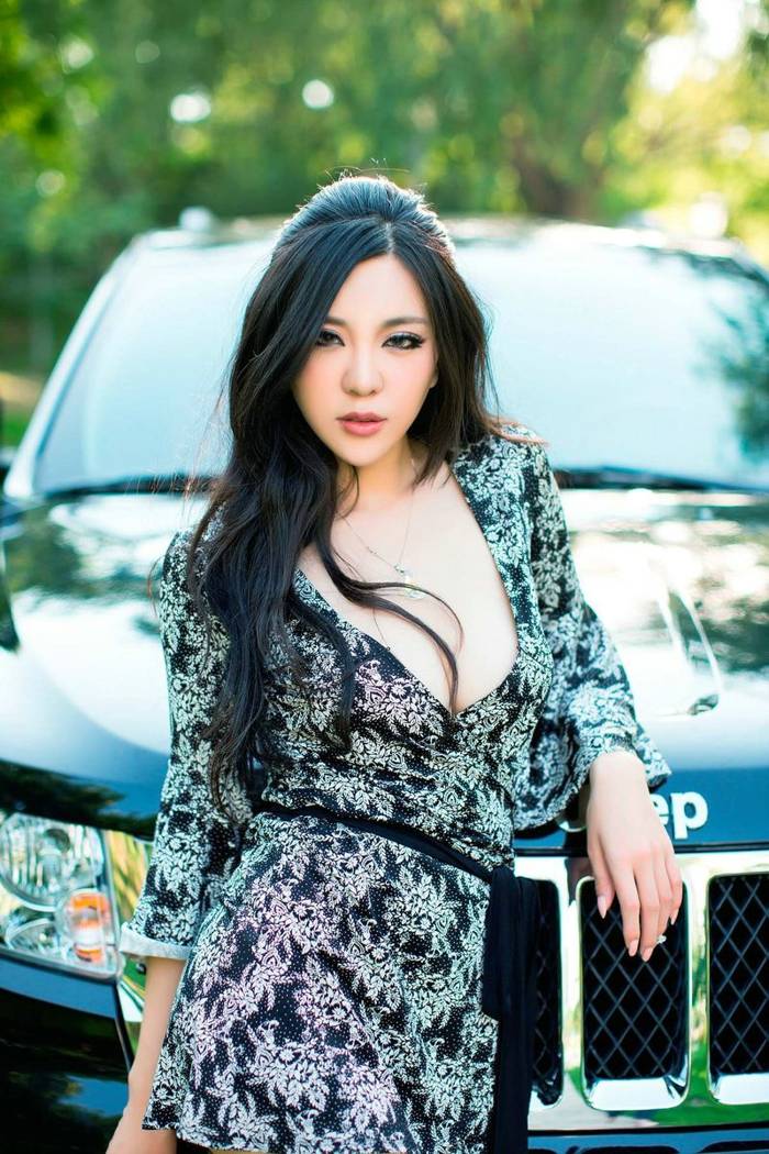 美女车模刚小希香车秀长腿-5