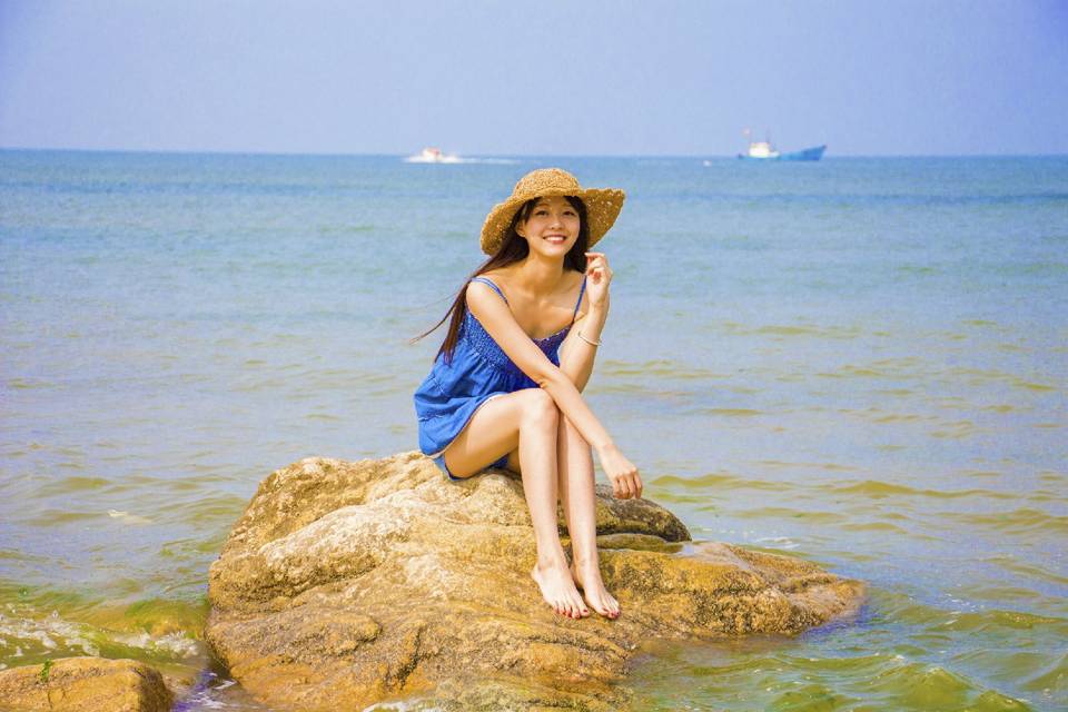 纯情少女身着蓝裙海边唯美写真-8