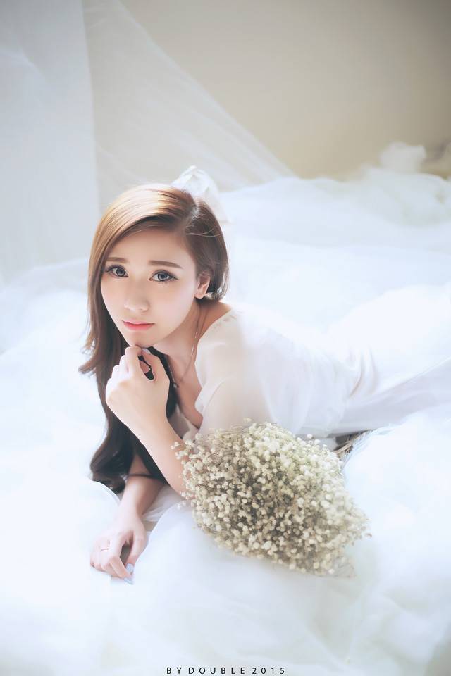 唯美女孩婚纱拍摄图片 小秀性感