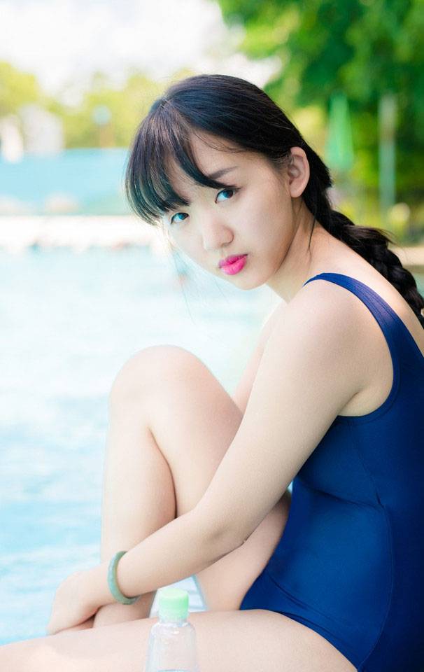 青春美少女夏日泳池高清清纯写真
