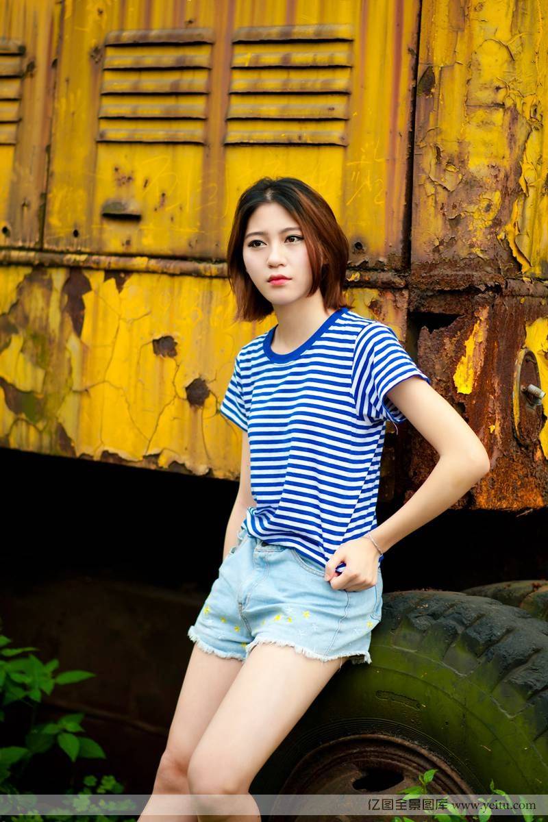 清纯美女身着海军服铁轨高清写真-8