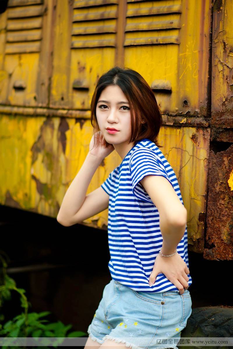 清纯美女身着海军服铁轨高清写真-9