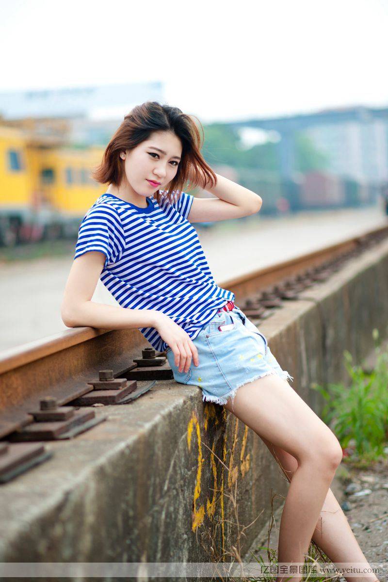 清纯美女身着海军服铁轨高清写真-10