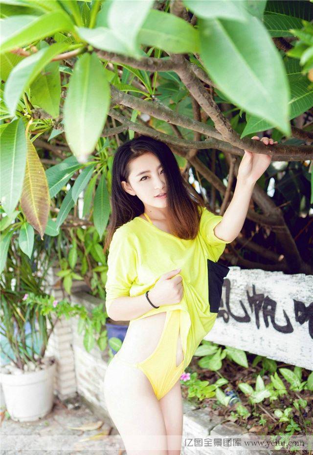 白皙嫩模户外泳衣巨乳高清写真-7