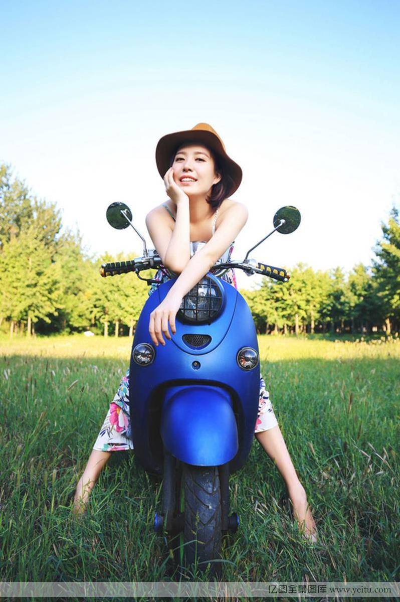 机车漂亮美眉白嫩清新唯美写真-2