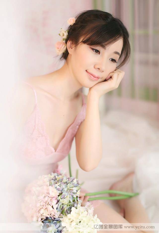 恬静气质美女浴室朦胧性感美