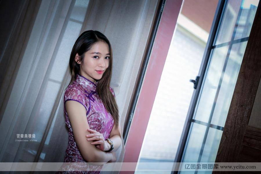 长发气质美女旗袍显完美身材-10