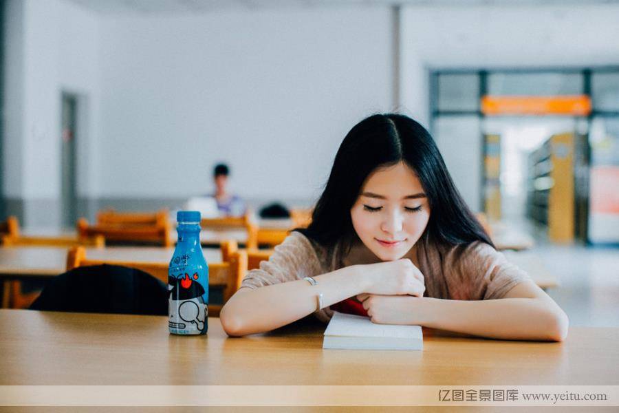 红色吊带连衣裙美女白皙肌肤清纯无迹-6