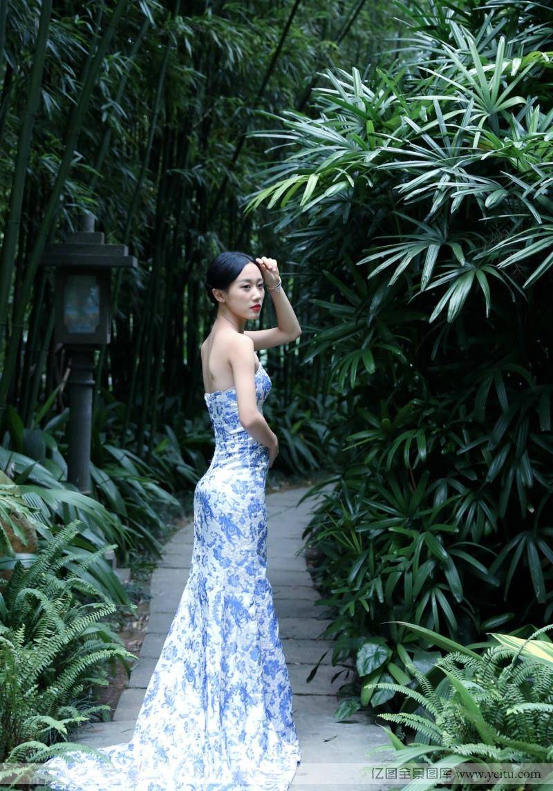 性感美女身着青花瓷旗袍室外写真-4