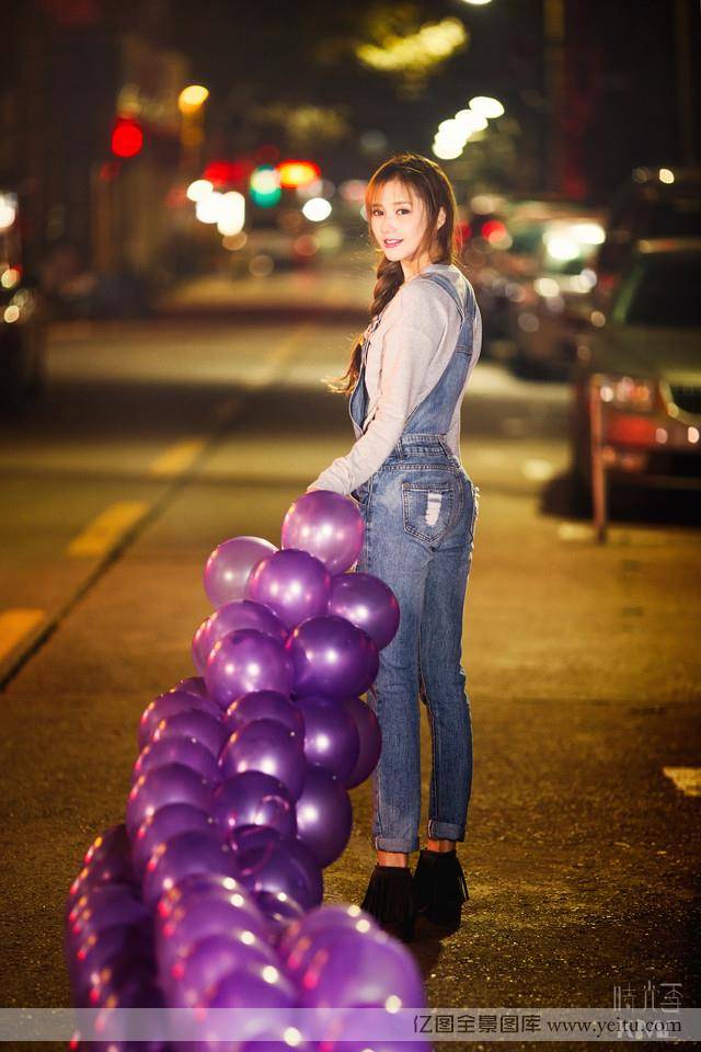 清纯长发美女午夜大街笑容甜美