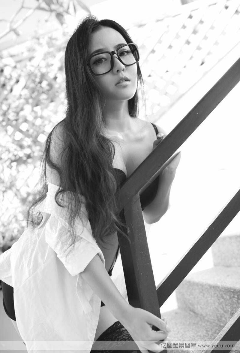 美女模特玛鲁娜美胸翘臀诱惑私房写真-23