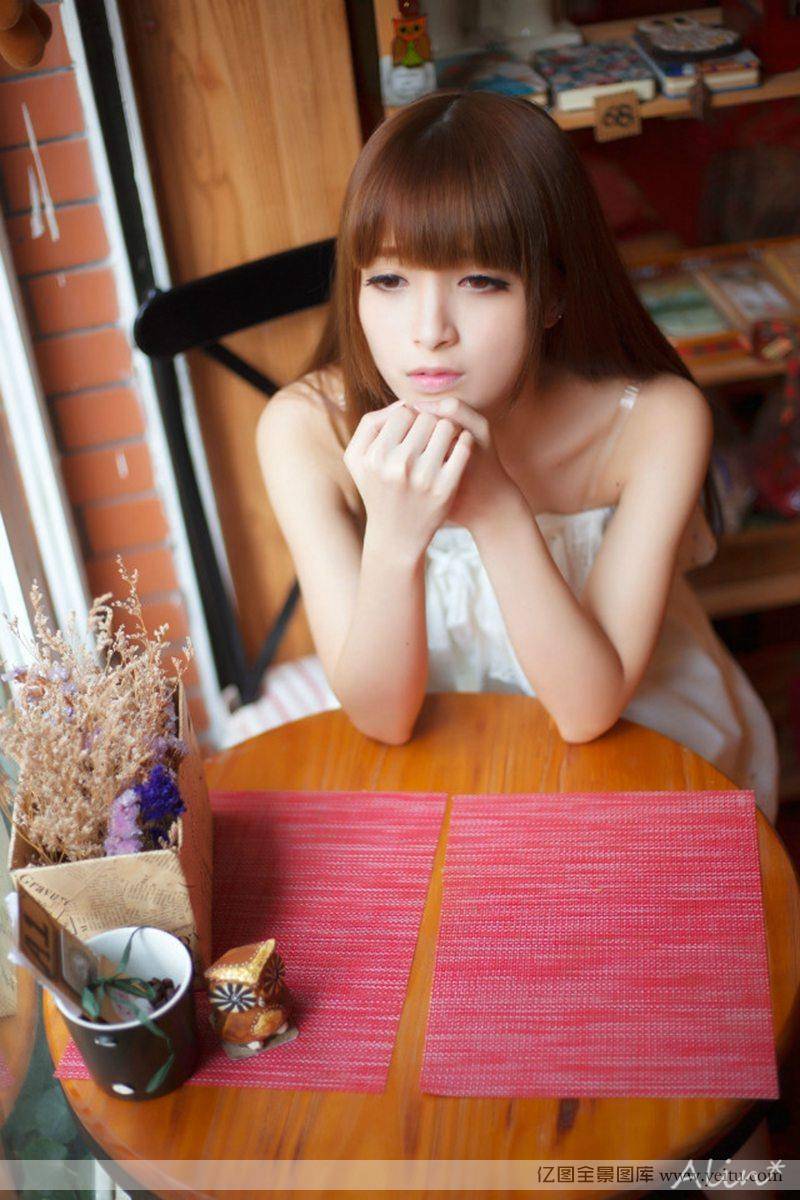 长发美女清纯甜美彰显幸福时光