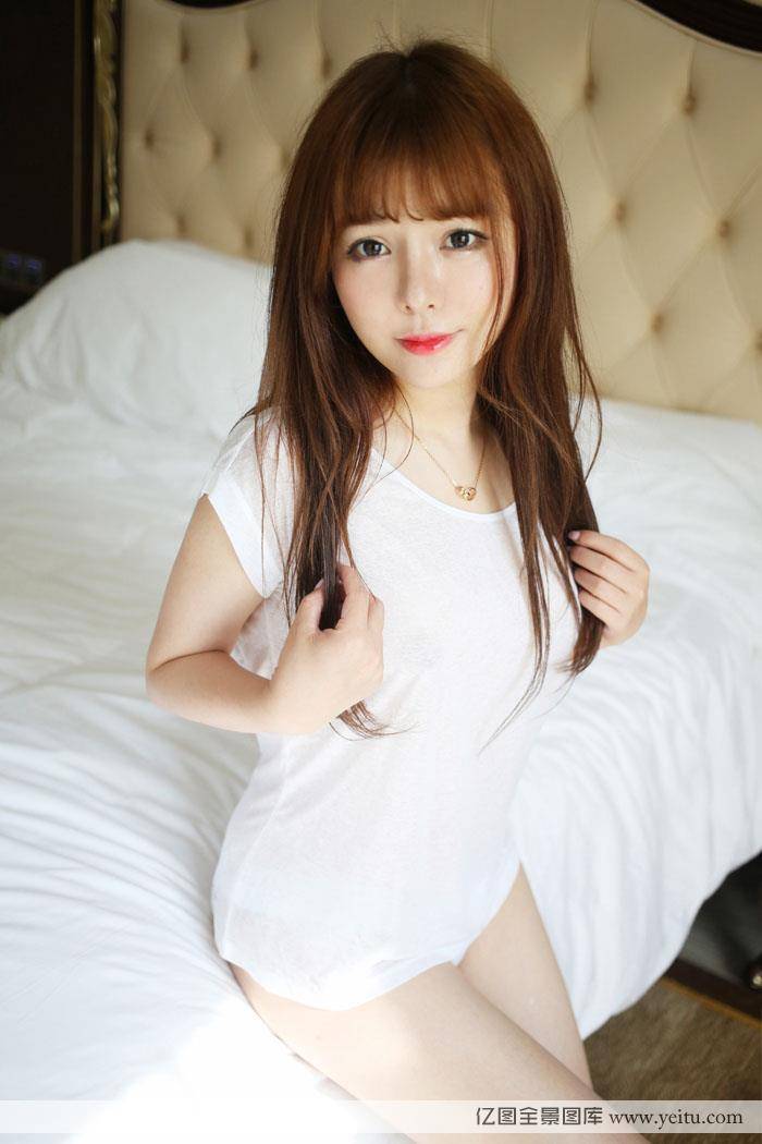 美媛馆长发美女妹子粉芭比VV室内性感私房照