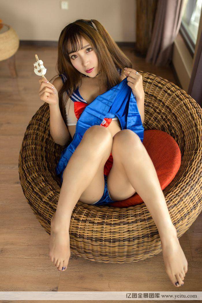 极品美女黄歆苑美乳学生装制服诱惑-4