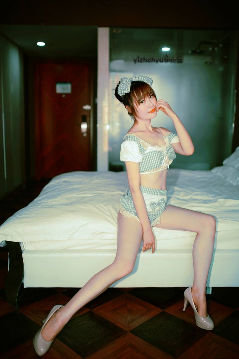 玉腿公主伊贞羽女仆装性感写真-23