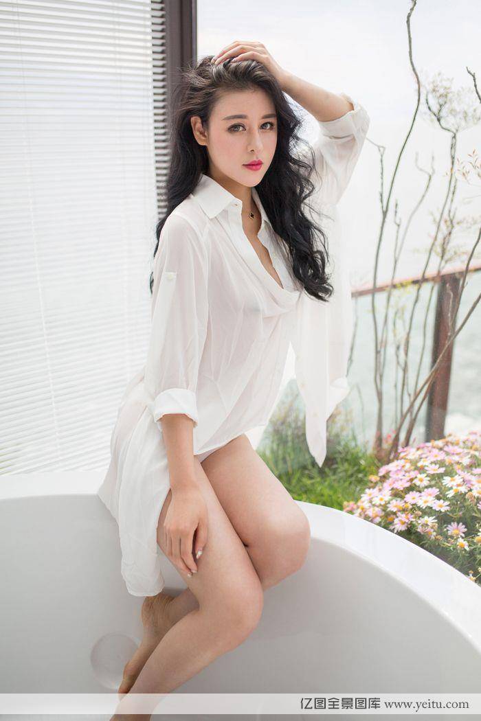 美女天使叶佳颐白衬衫下美胸隐约可见