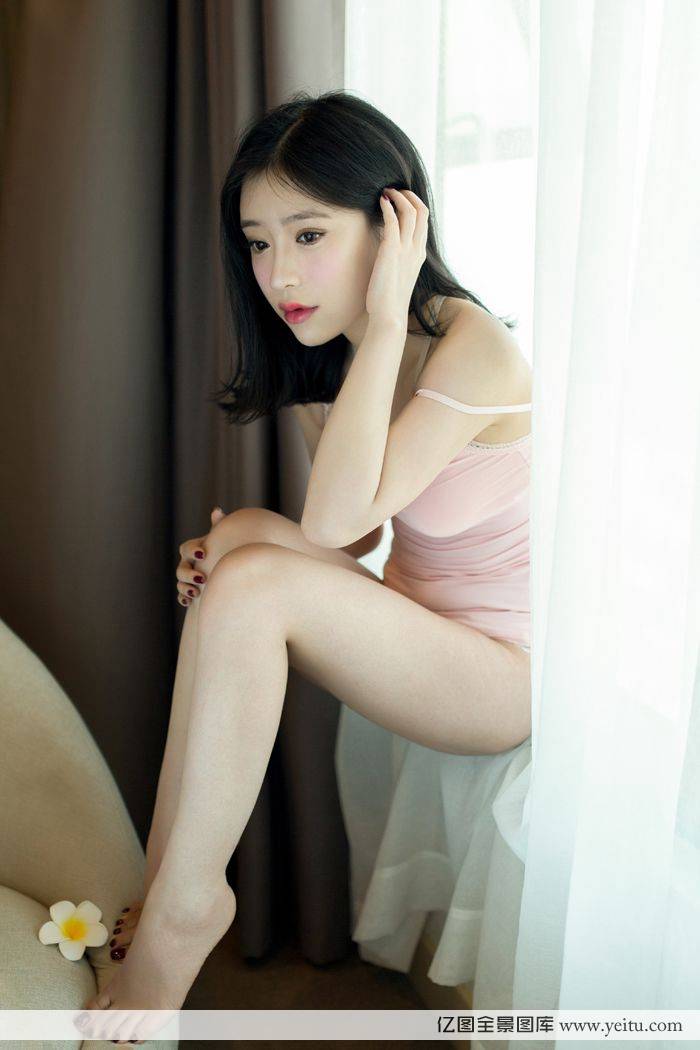 推女神美女模特施忆佳KITTY粉色吊带小短裙系列越南芽庄旅拍-17