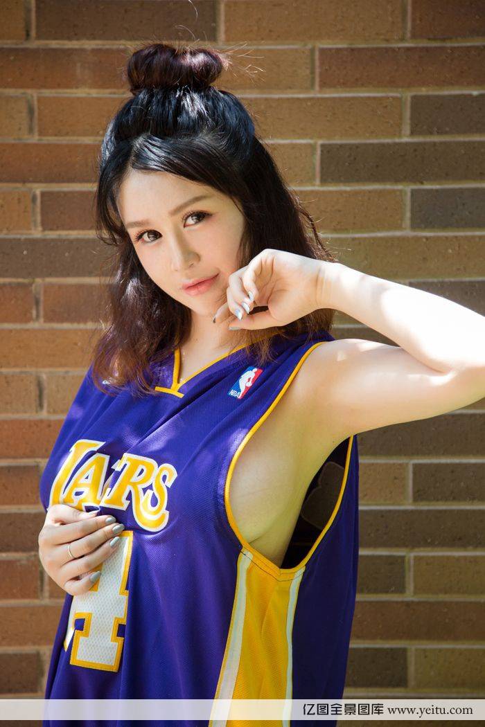 性感嫩模颜爱泽童颜巨乳浴室诱惑写真