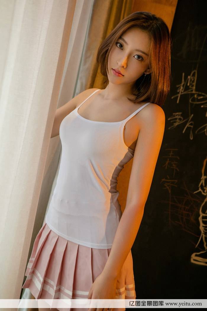 气质美女嫩模文文比基尼内衣肩带性感写真-2