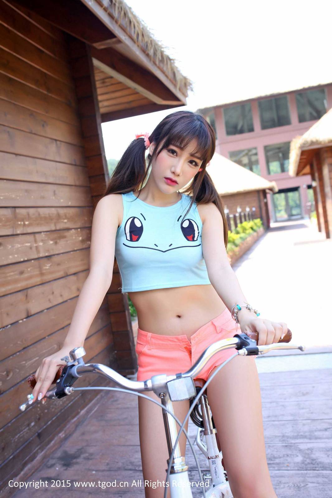 推女神美女模特朱若慕露乳沟演绎单车诱惑-3