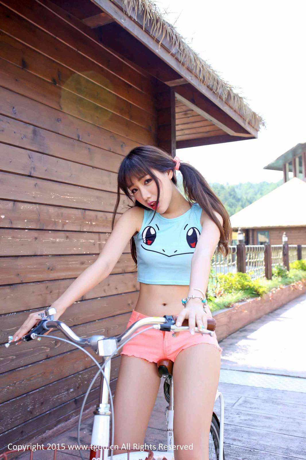 推女神美女模特朱若慕露乳沟演绎单车诱惑-2