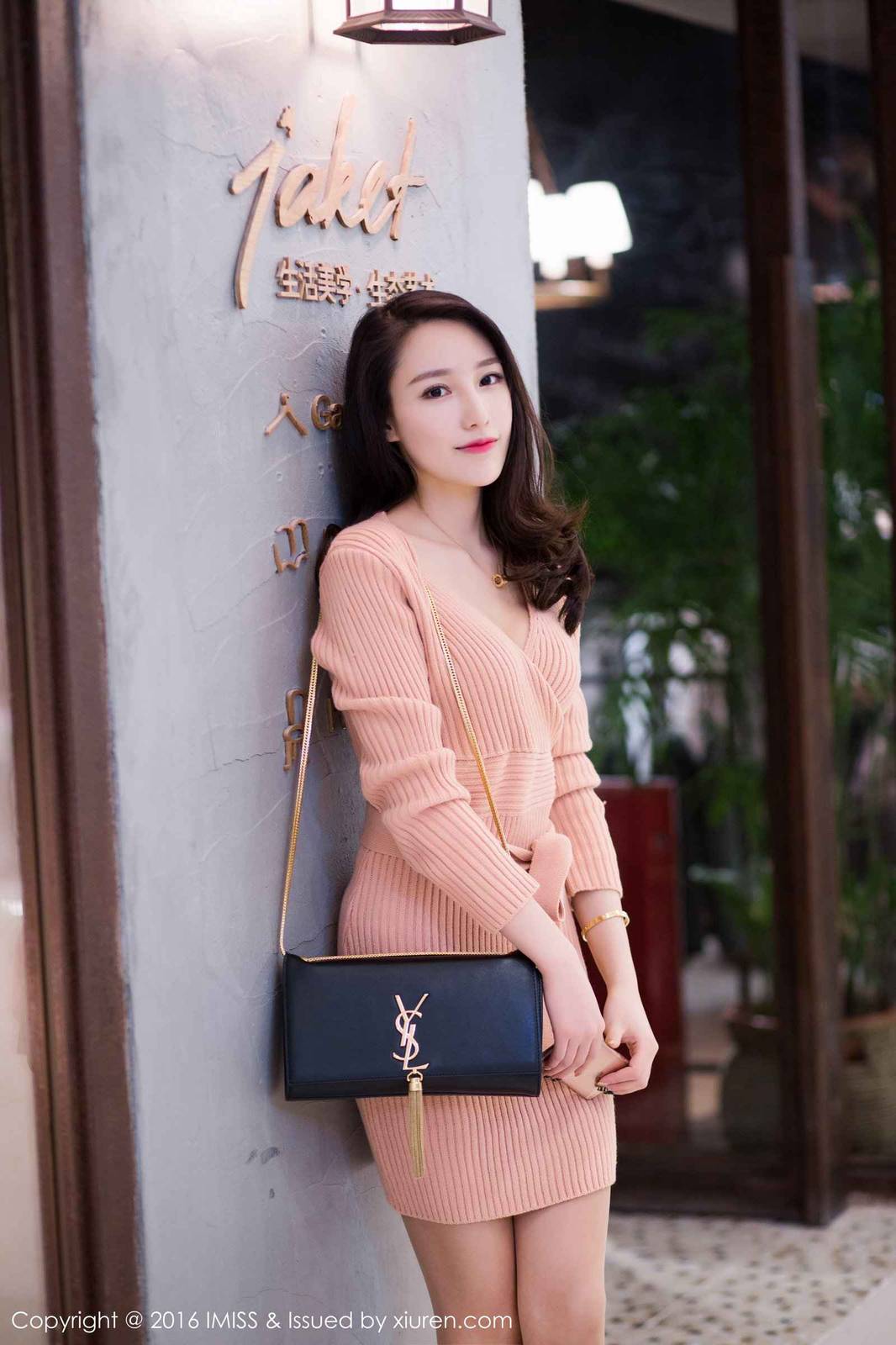 爱蜜社美女模特刘奕宁&罗熙桐&兜儿Eva&夏茉GiGi性感街拍-5