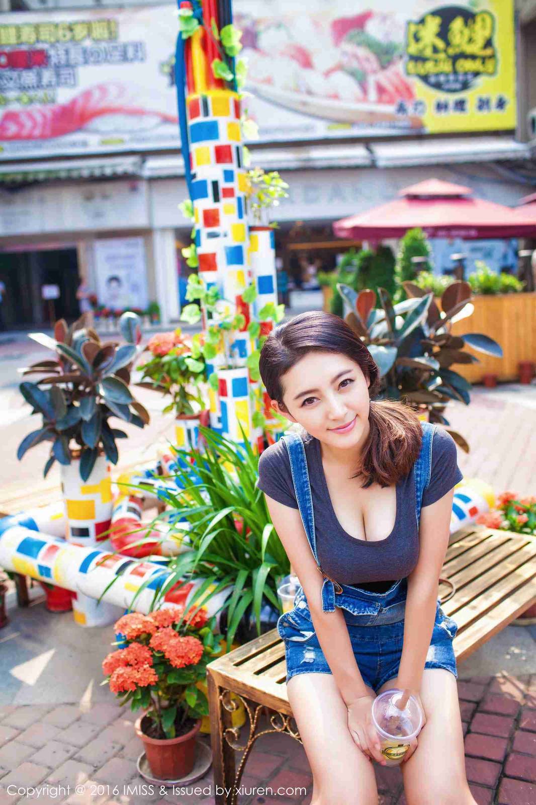 爱蜜社美女模特刘奕宁&罗熙桐&兜儿Eva&夏茉GiGi性感街拍-31