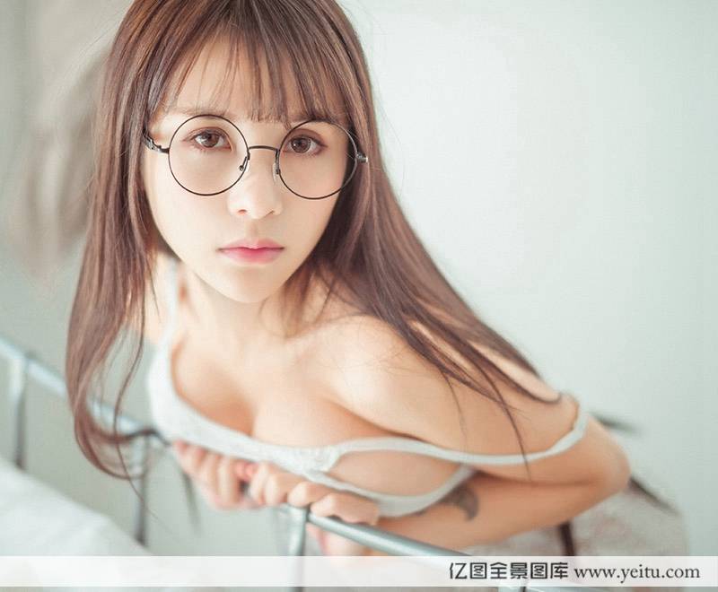 美女嫩模思淇Sukiii童颜巨乳清秀迷人诱惑写真-41