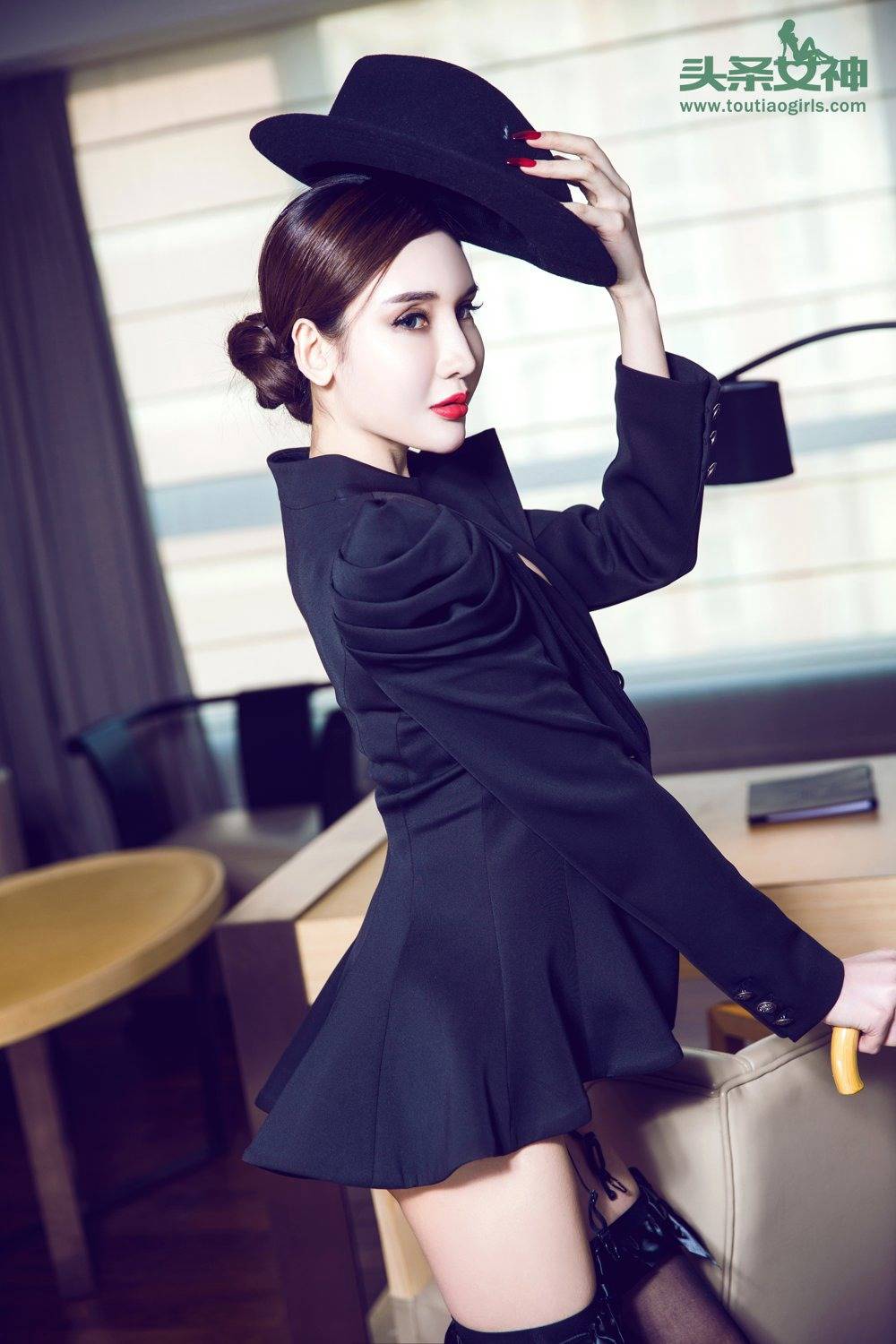 情欲女爵阿依努尔瓦娅薄衫未解美胸性感写真-5