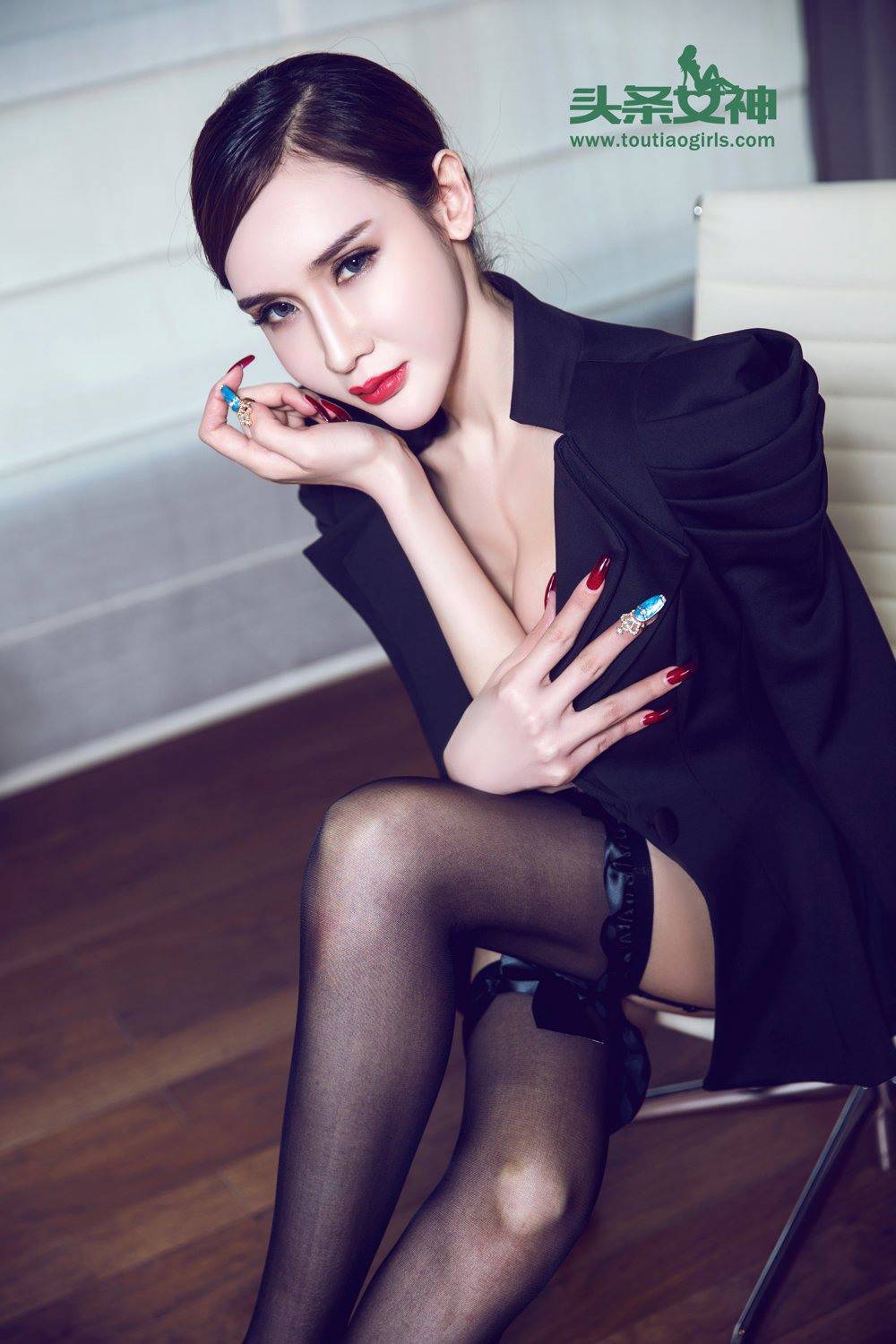 情欲女爵阿依努尔瓦娅薄衫未解美胸性感写真-13