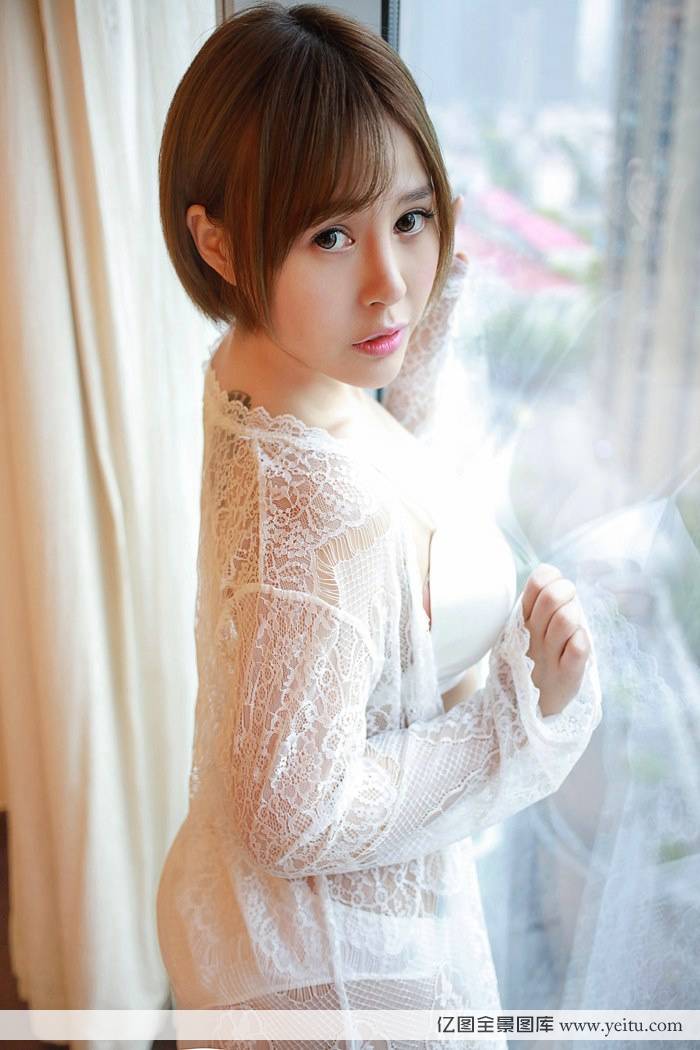 宅男女神艾莉镂空内衣酥胸翘臀私房写真