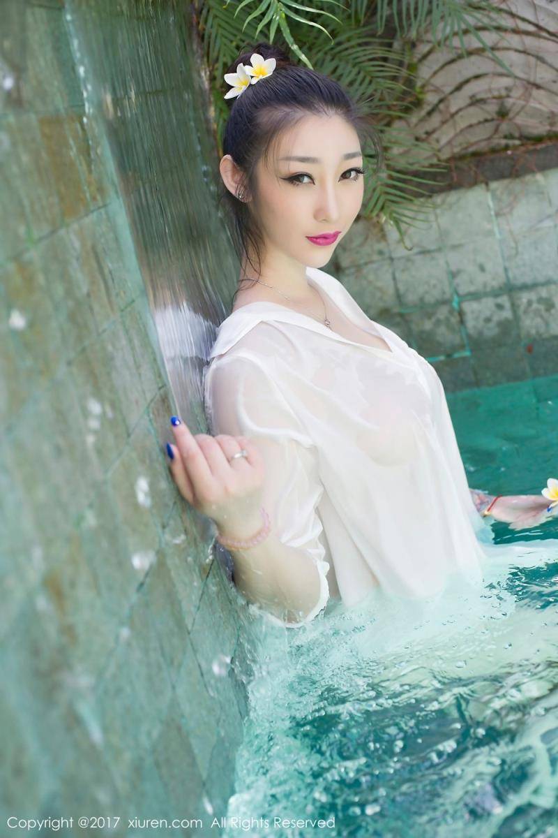 秀人网美女模特妲己_Toxic泳池白衬衣湿身诱惑