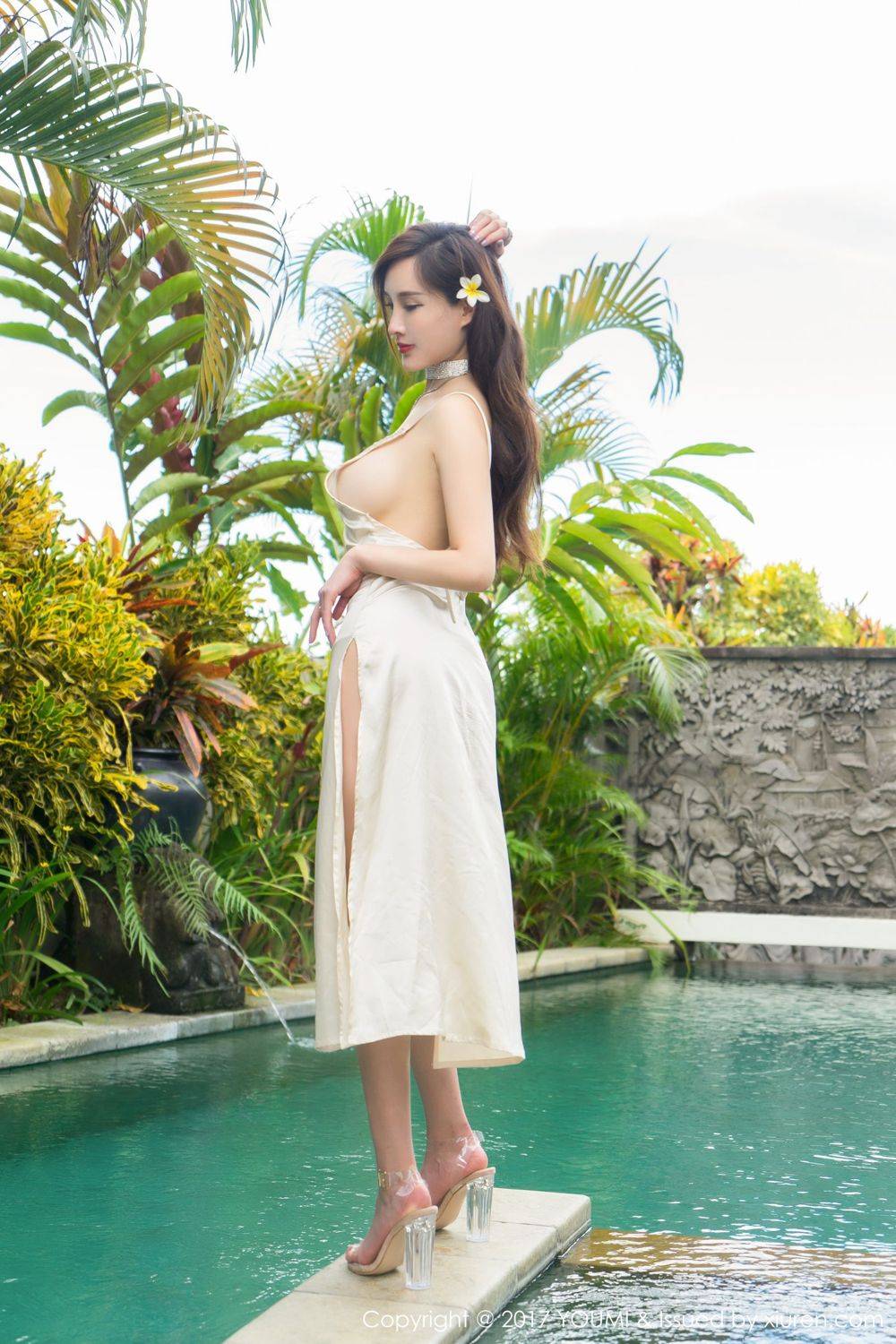 尤蜜荟气质女神周妍希泳池边高叉礼服巴厘岛旅拍