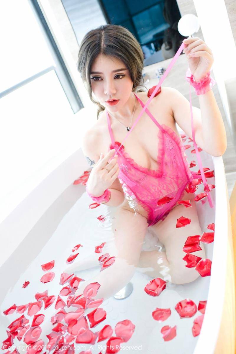 秀人网白嫩模特爱丽莎Lisa黑色漆皮湿身比基尼写真-51