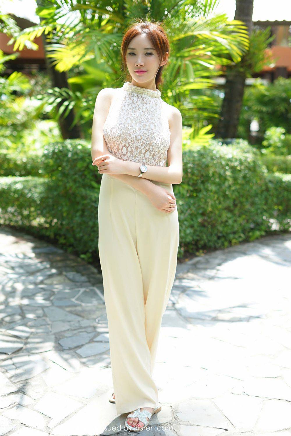 尤蜜荟美女模特周妍希白皙美胸端丽无双气质街拍-4