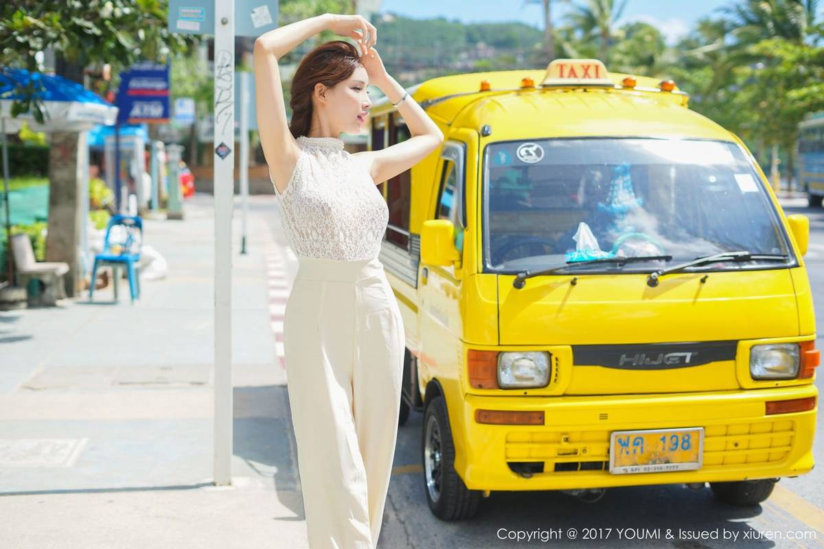 尤蜜荟美女模特周妍希白皙美胸端丽无双气质街拍-28