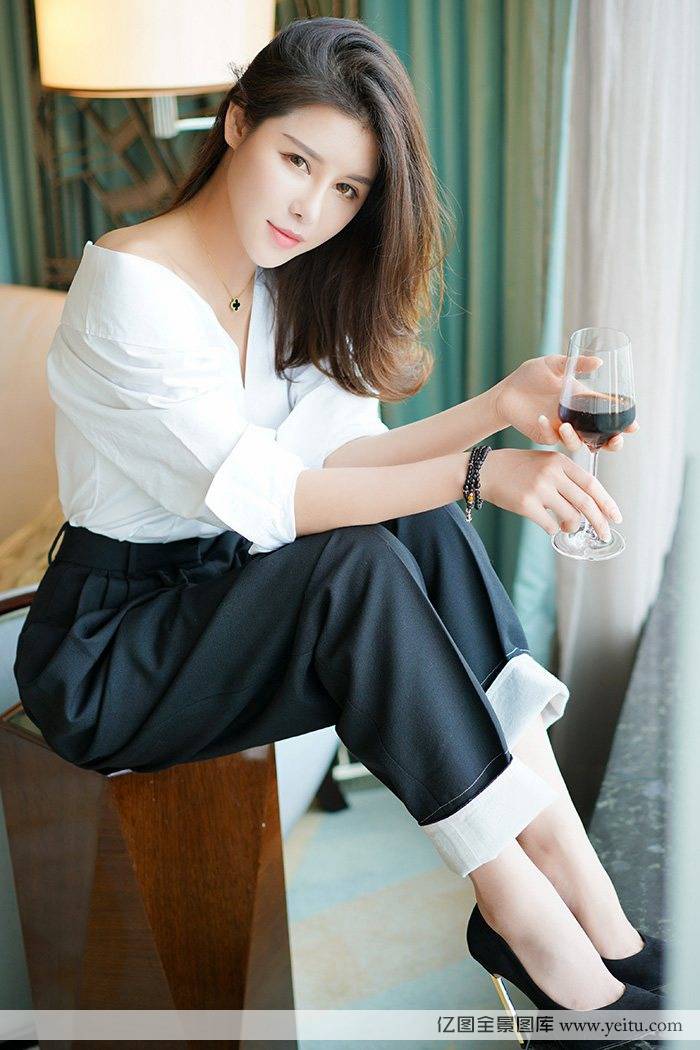 青豆客美女模特叶佳颐职业OL装制服诱惑套图-5